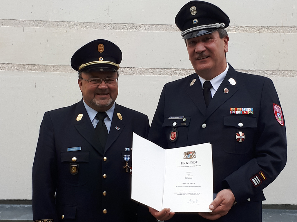 Kommandant Simon Wittmann aus Münchsmünster erhält das „Feuerwehr-Steckkreuz“