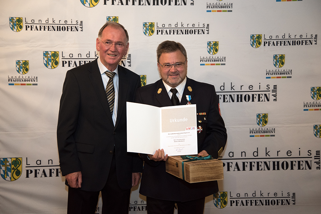 Kreisbrandrat Armin Wiesbeck erhält das Bayerische Feuerwehr Ehrenkreuz in Silber.