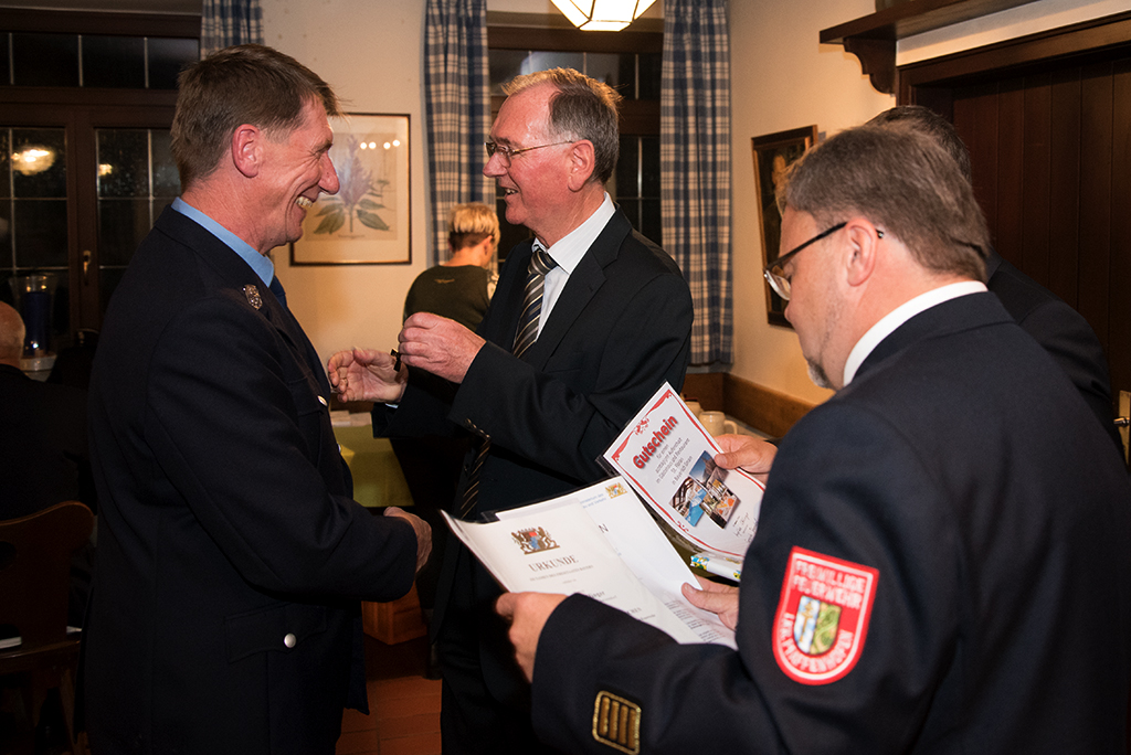 Anton Westner ehrte verdiente Feuerwehrleute aus dem Landkreissüden