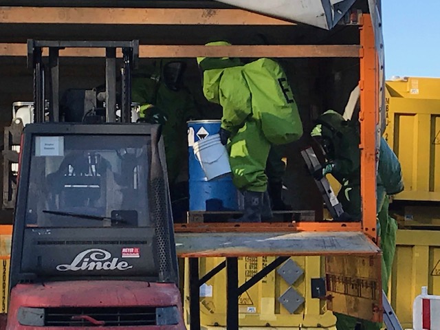 Übung der Chemikalienschutzanzug-Träger